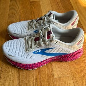 EUC Brooks Adrenaline GTS 22